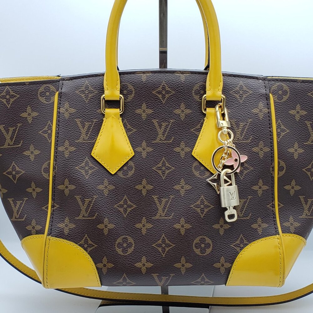 Authentic Louis Vuitton Gold Lock 🔒 Keychain Bag Unbranded Flower Charm LV - Picture 3 of 10